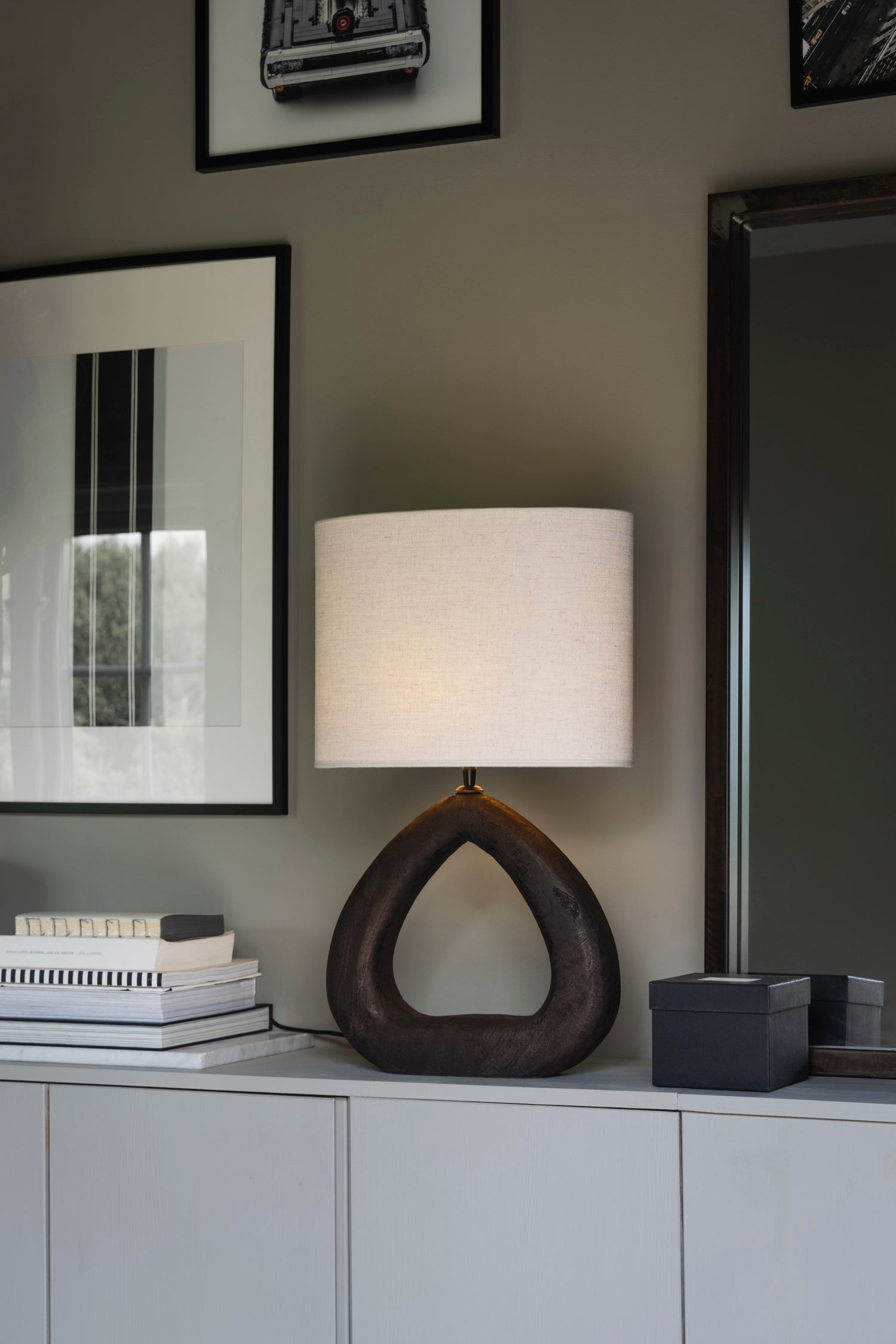 Bordlampa Qvist 407 Svart med lampskärm Modern Oval 101 Off-White